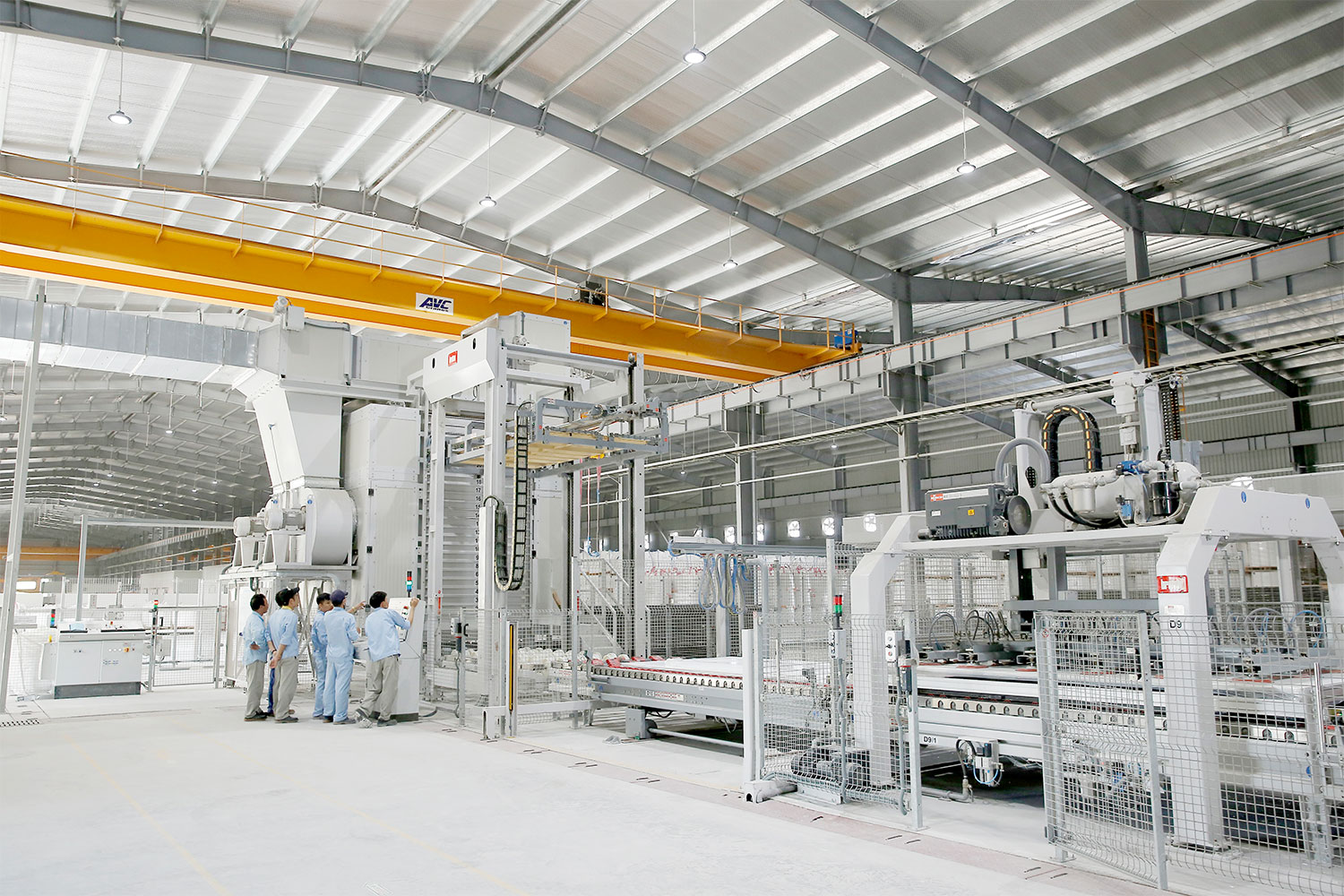 Các công nhân của Caslaquartz đang vận hành hệ thống công nghệ sản xuất của Breton Italia
