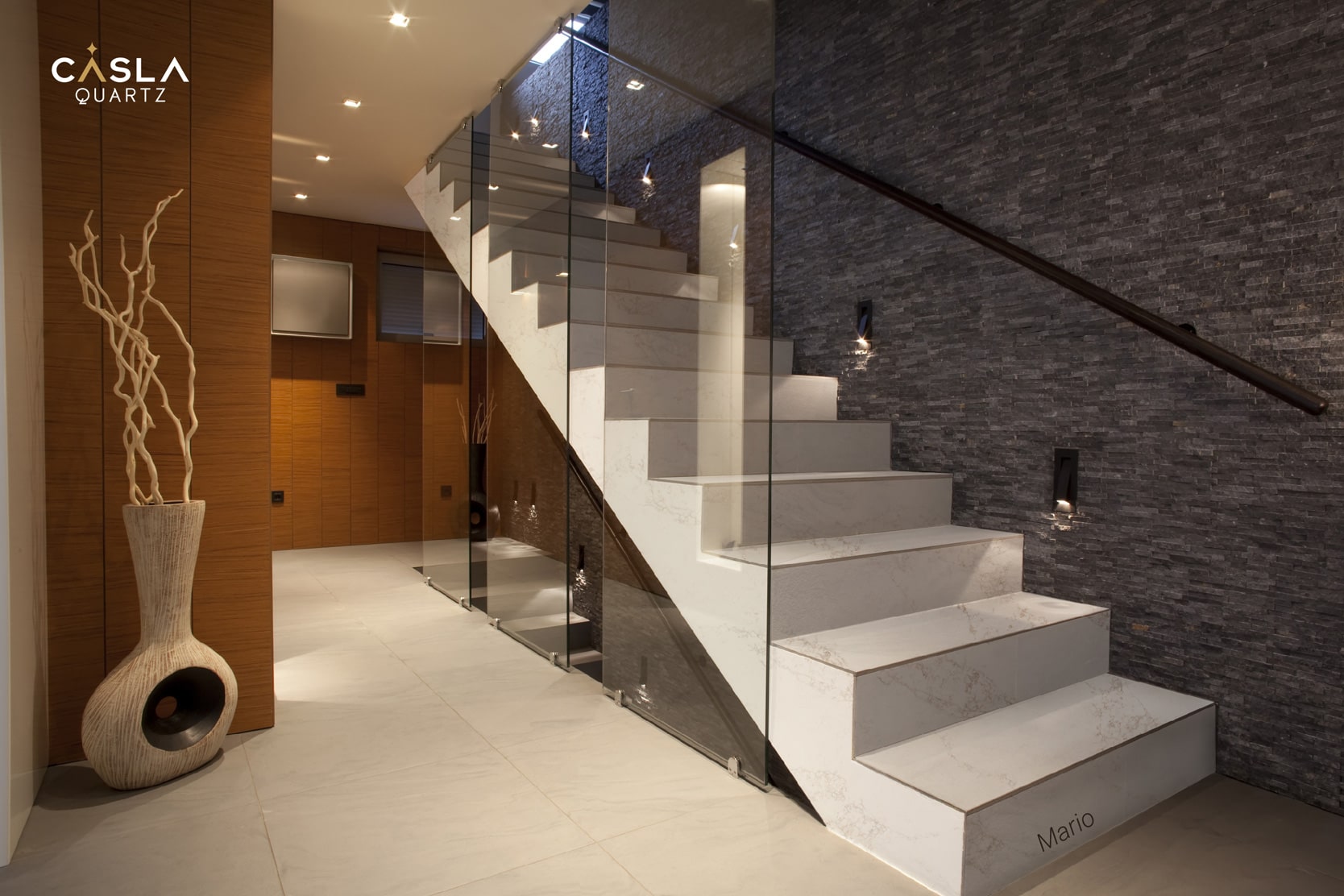 Đá quartz nhân tạo ốp cầu thang ở căn hộ duplex, penthouse sang trọng